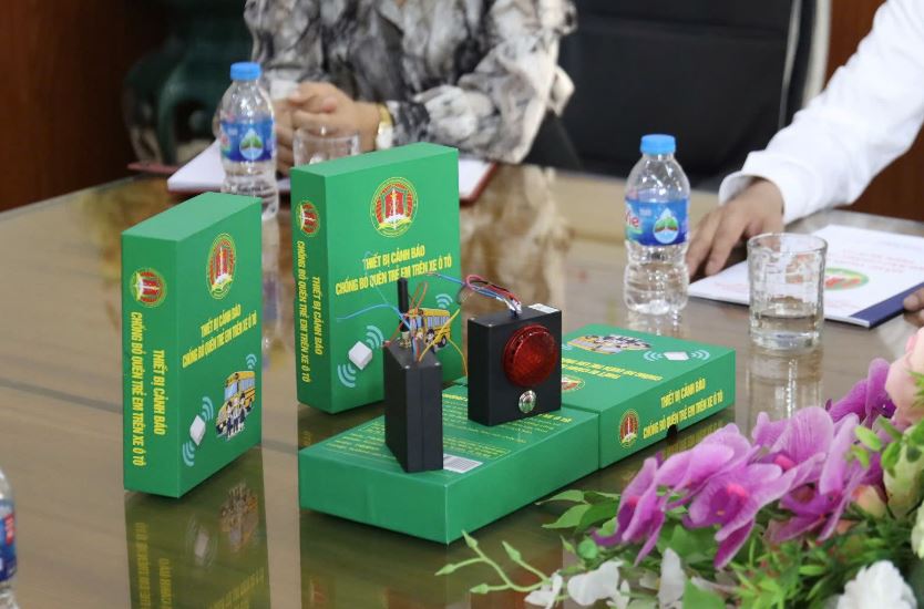 Thiết bị chống bỏ quên trẻ em trên xe oto